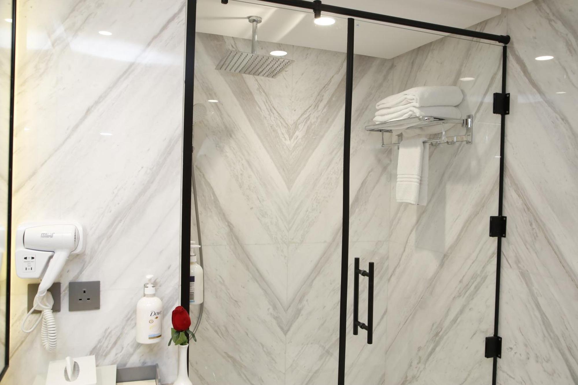 Maden Alrawda Medina Exterior foto A shower door