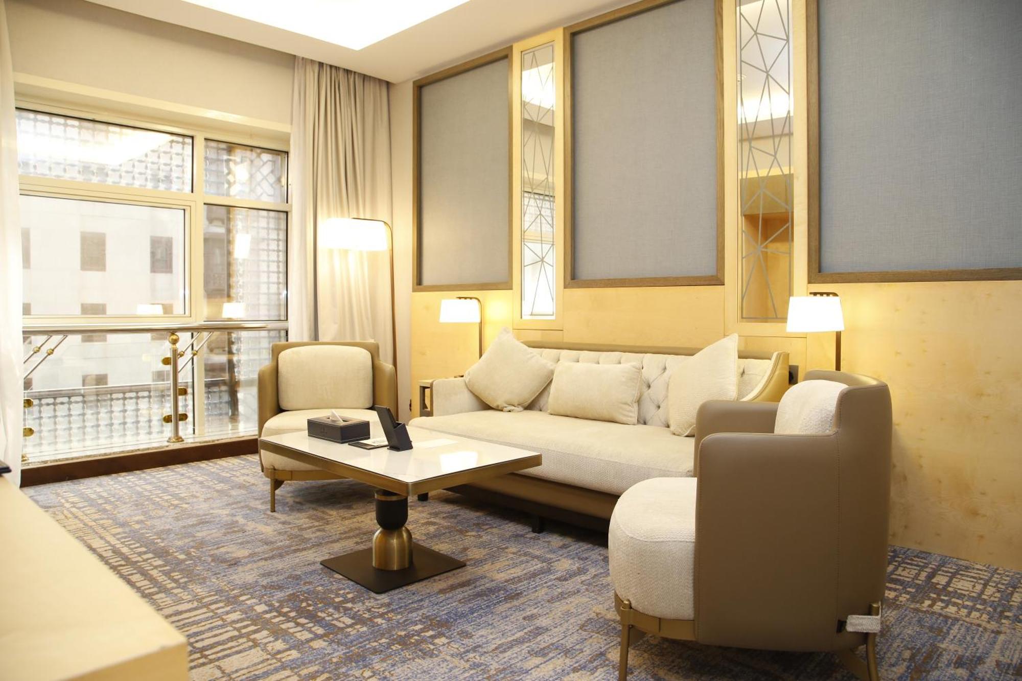 Maden Alrawda Medina Exterior foto A living room in a suite at the Ritz-Carlton, DIFC